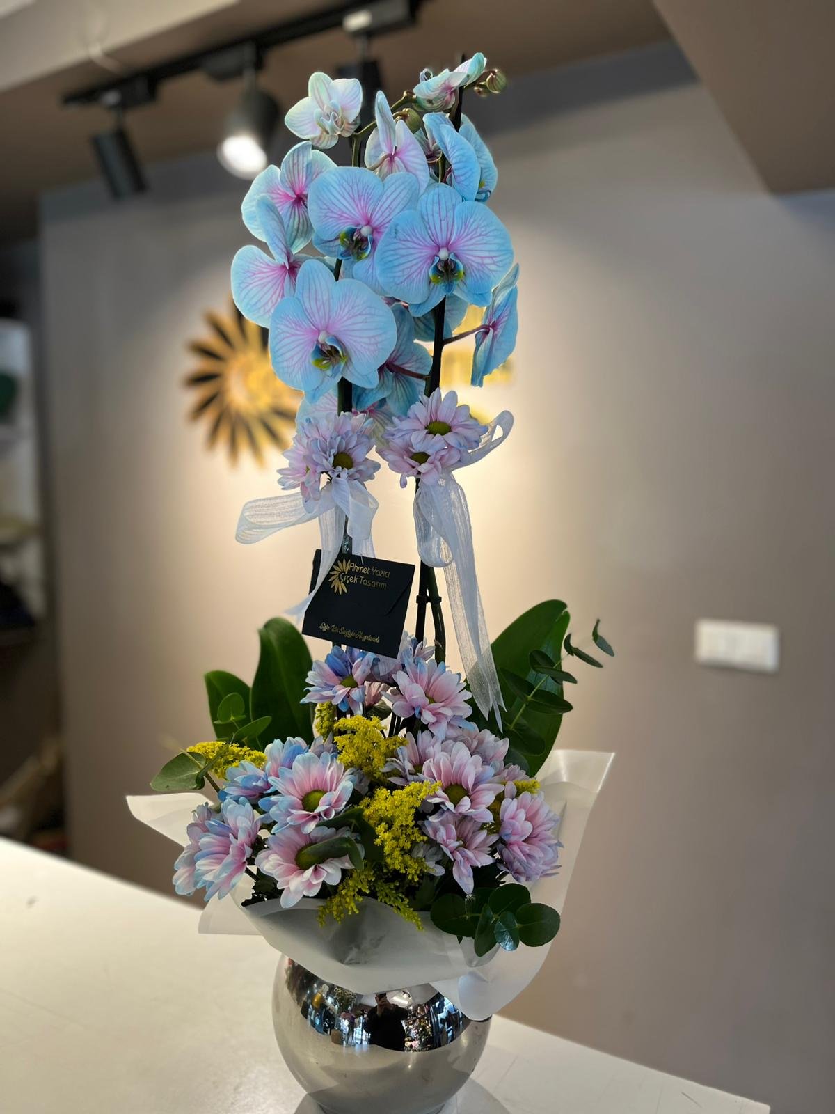 mavi orkide süslemeli şık vazo içerisinde